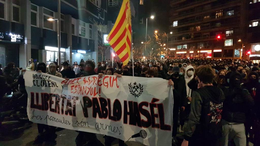 Incidentele din Barcelona continuă și la 11 zile de la arestarea rapperului Pablo Hasel
