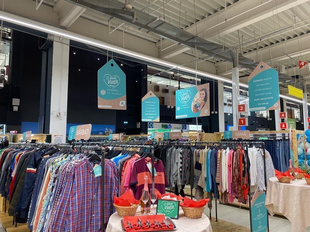 Premieră: Auchan va începe comercializarea hainelor second hand