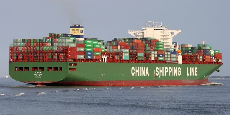 Criză de containere maritime: transportatorii preferă să trimită containere goale spre China