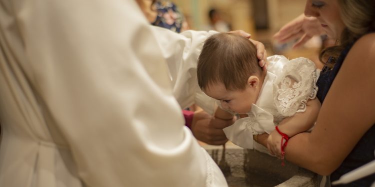 Patriarhia Română, prima reacție după ce un bebeluș a decedat în urma botezului