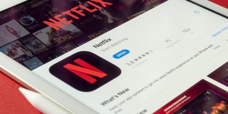 Surprize din partea Neflix. Aplicația va descărca automat filme şi seriale pe dispozitivele mobile