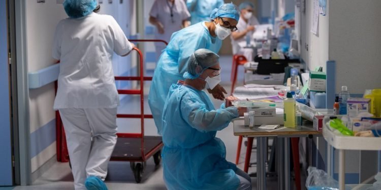 Mărturie emoționantă a unui student voluntar într-un spital Covid. Prin ce momente dureroase a trecut tânărul