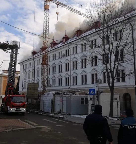 Incendiu de proporții la clădirea CJ și Prefectura Suceava. Acoperișul arde în totalitate
