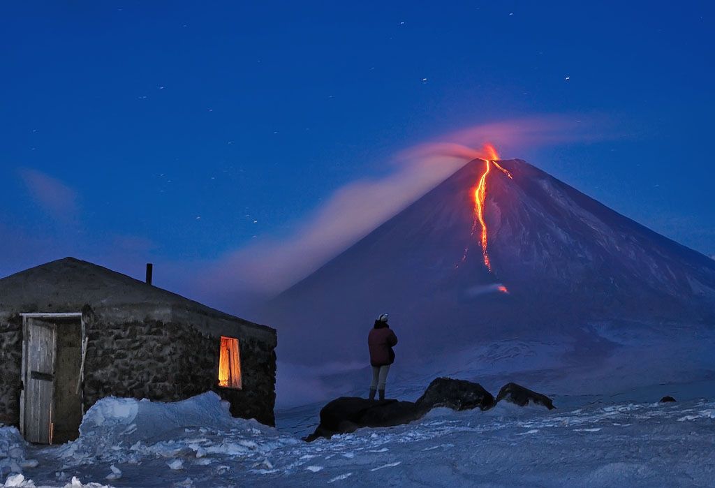 Au prăjit cârnați pe magma vulcanului: Erupţia care i-a încântat pe turişti (VIDEO)