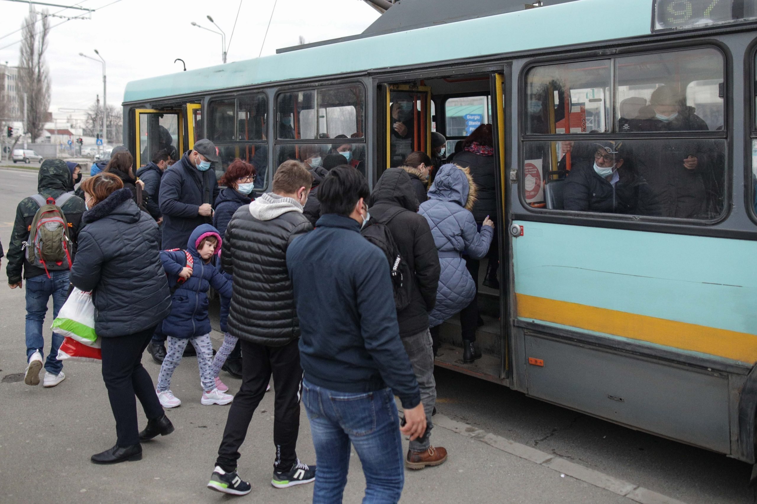 Doar 10 % dintre călătorii care folosesc transportul în comun de suprafaţă din Bucureşti şi Ilfov îşi plătesc biletul