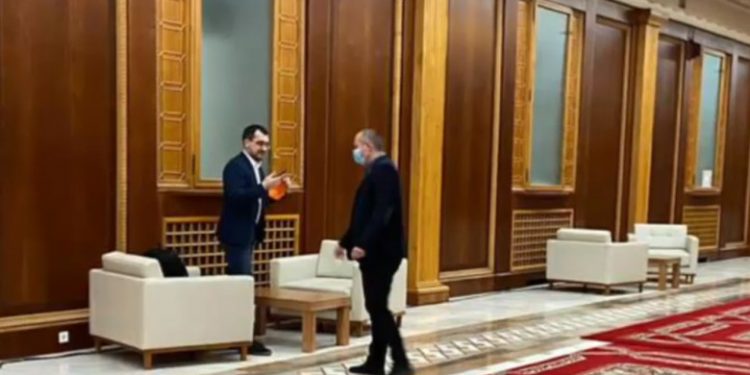Fotografiat fără mască în parlament, ministrul Vlad Voiculescu se scuză printr-o minciună