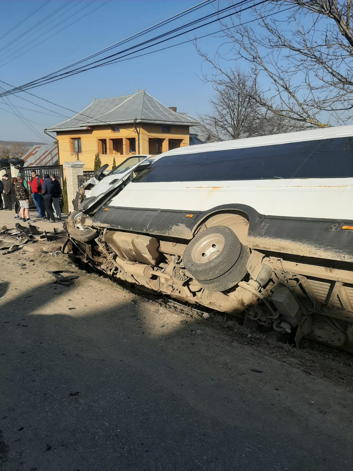 Microbuz cu 21 de pasageri, implicat într-un accident de circulație