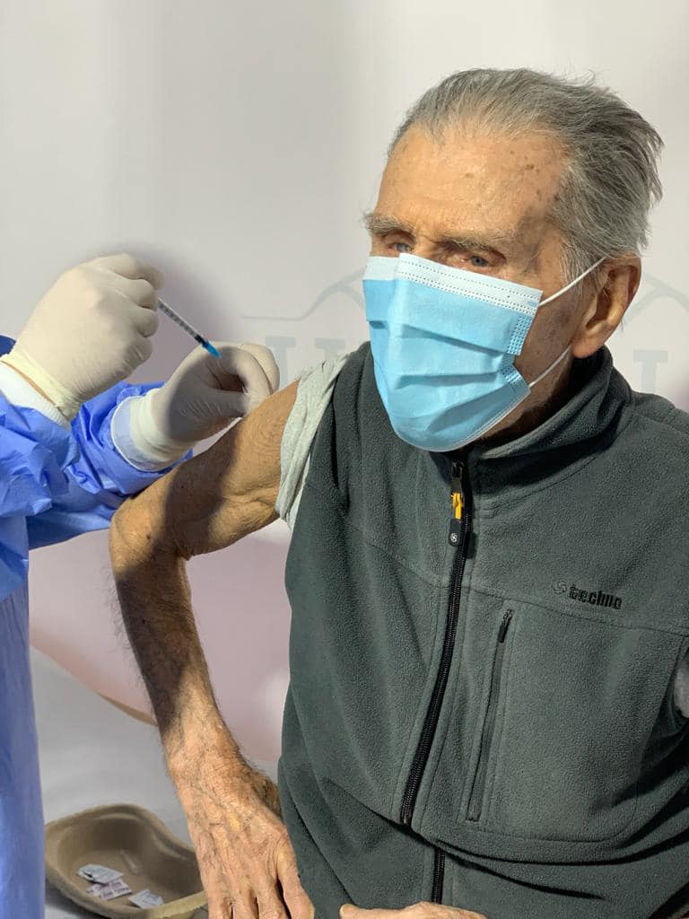 Țara care a început vaccinarea persoanelor de peste 50 de ani cu a treia doză de ser anti-COVID