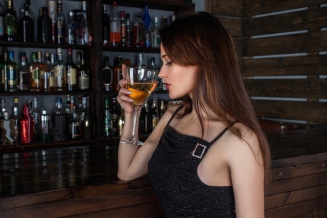 Consumul de alcool crește riscul de cancer mamar. Cât este potrivit să bei