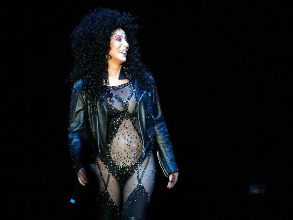 Costume de scenă purtate de Cher, Lady Gaga, Destiny’s Child, scoase la licitaţie. Cât te costă dacă le vrei