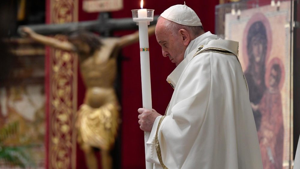 Papa Francisc a celebrat Sfânta Liturghie în prezența unor deținuți și refugiați