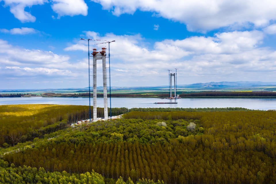 Stadiul lucrărilor la podul suspendat peste Dunăre de la Brăila se apropie de 50%