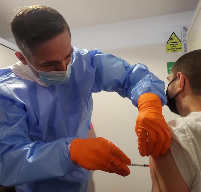 Spania ia în calcul administrarea unei a treia doze de vaccin