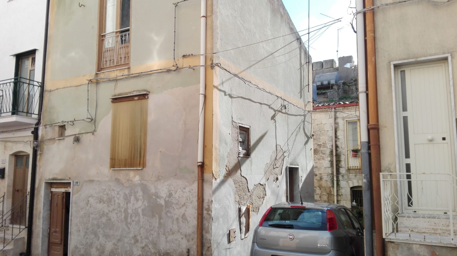 Costurile ascunse ale caselor de un euro vândute în unele orășele din Italia