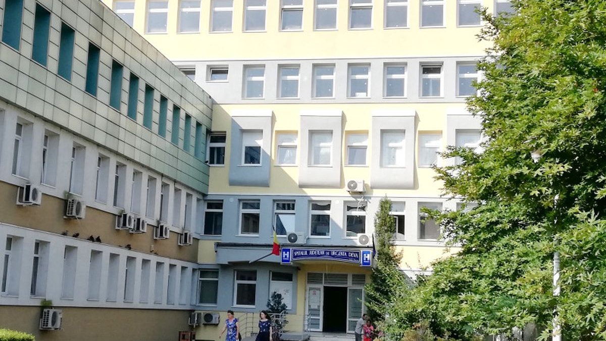 Bărbat înjunghiat în fața Spitalului Județean Deva (VIDEO)