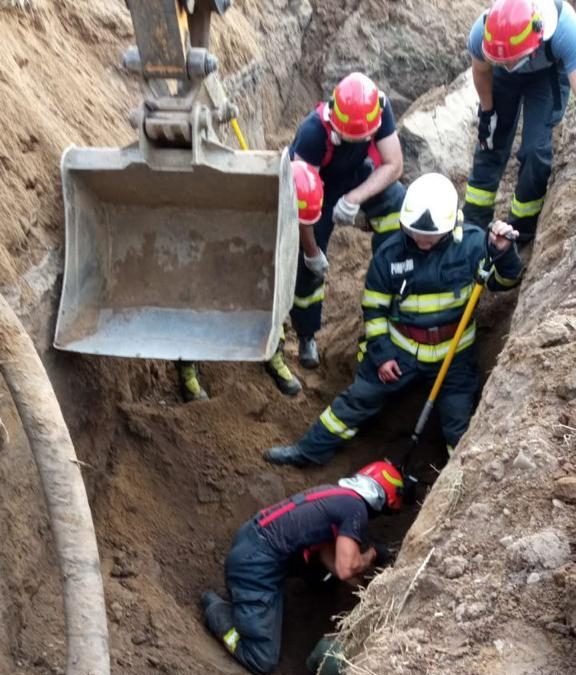 Misiune contracronometru de  salvare a două persoane surprinse de un mal de pământ în Timiș