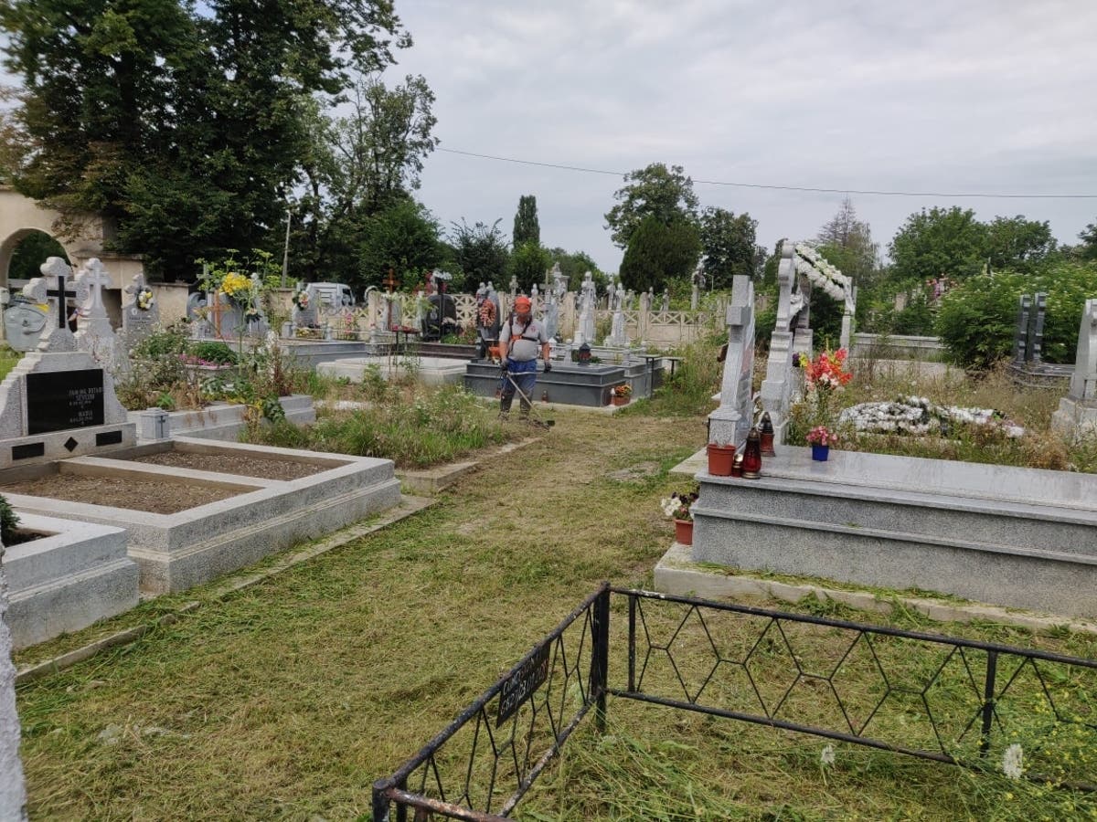 ADP Oradea interzice coroanele de plastic în cimitir pentru că nu pot fi reciclate