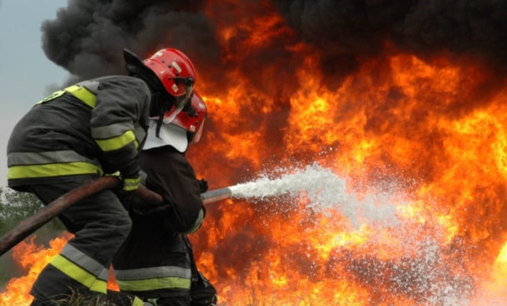Incendiu de proporții în Vrancea: Trei cadavre carbonizate descoperite într-o locuință
