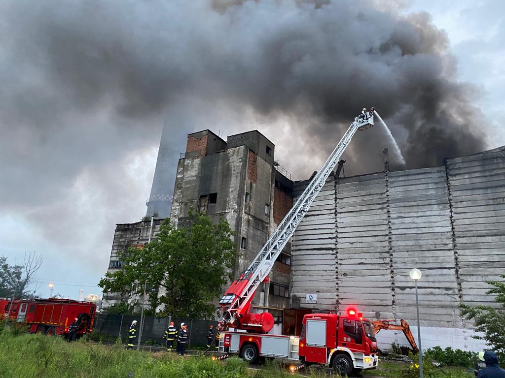 Incendiu la Brazi, Prahova: Un incinerator de deșeuri a a luat foc în această dimineață. Suprafața afectată este de 4.000 mp