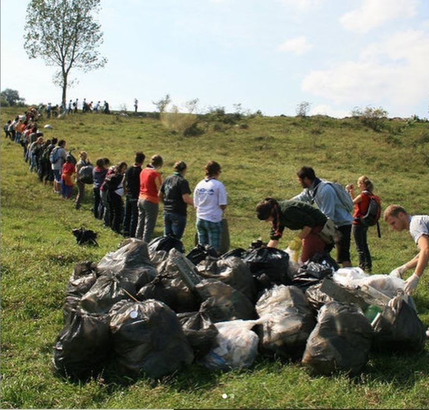 Klaus Iohannis, voluntar! Șeful statului merge să strângă gunoaie de pe râul Argeș