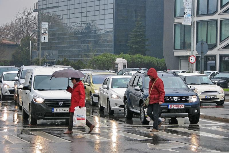 Avertizare Infotrafic: Pericol de acvaplanare pe Autostrada București – Constanța, unde plouă torențial