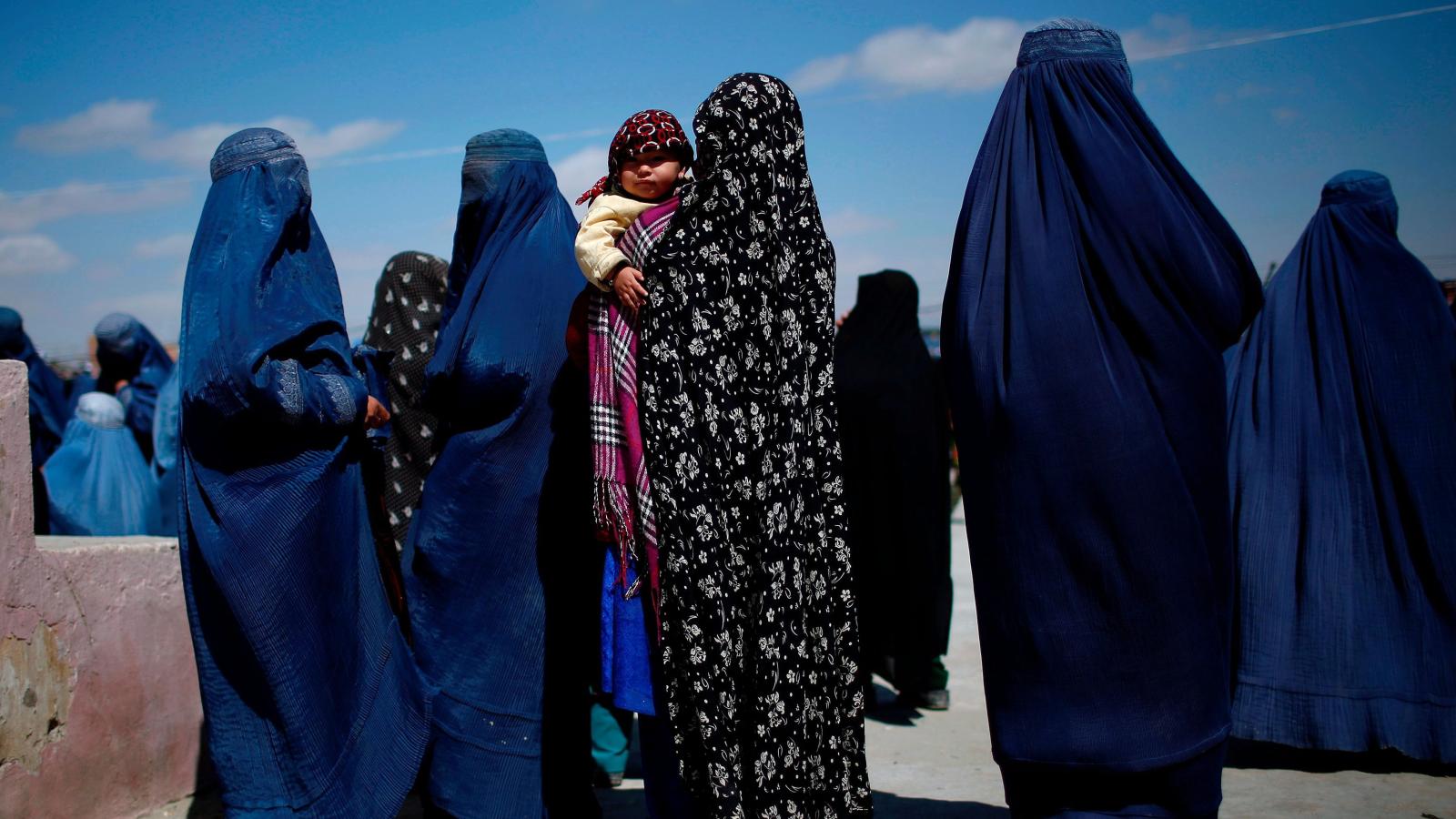 CJUE a decis: Interzicerea purtării vălului islamic la muncă nu e discriminare