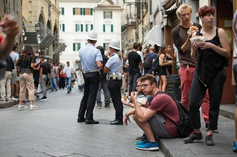 Controverse „turistico-alimentare”: Directorul Galeriei Uffizi din Florenţa vrea taxe pe sendviş!