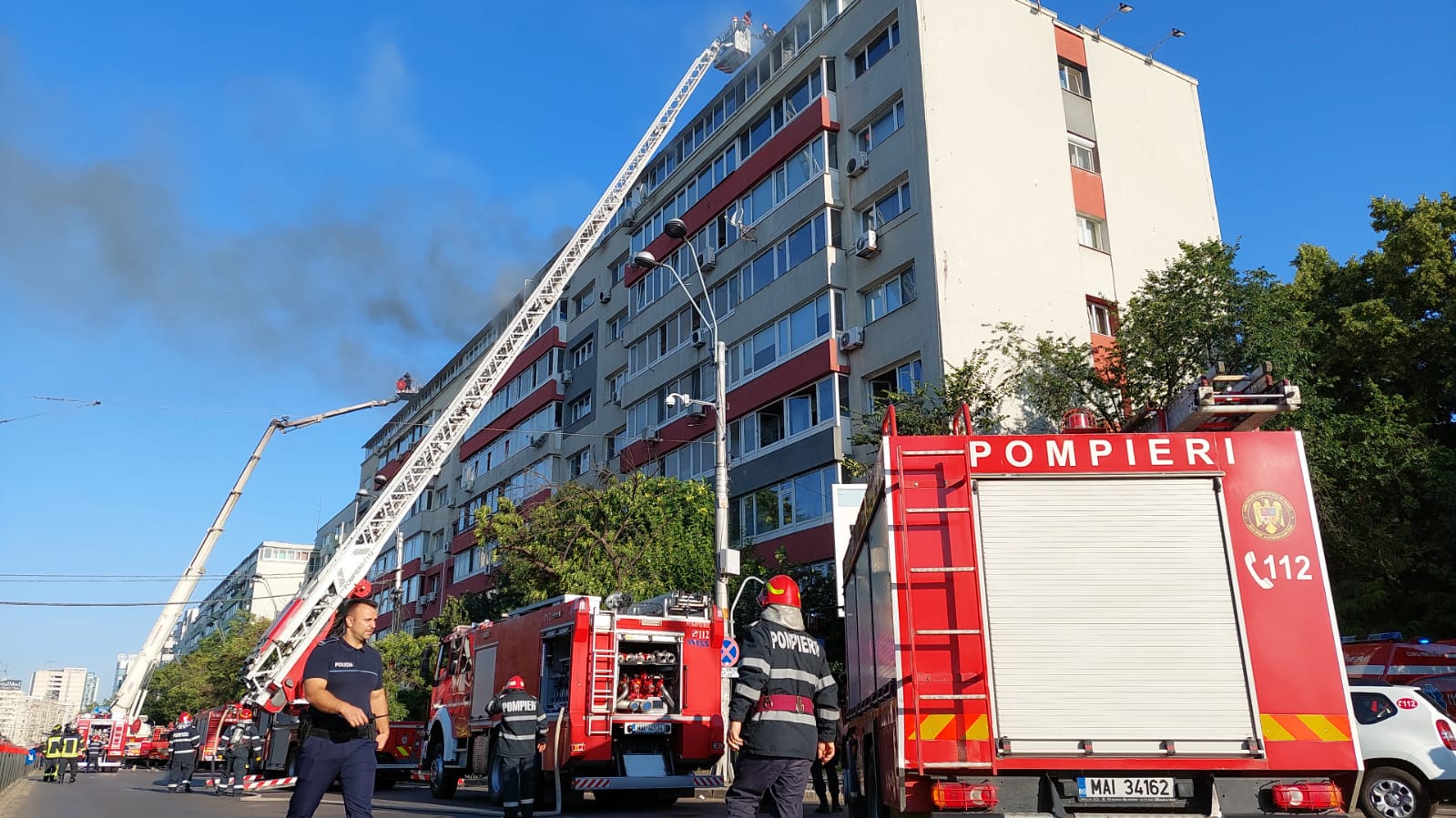 Incendiu într-un apartament situat la ultimul etaj al unui bloc din Capitală. 30 de persoane au fost evacuate