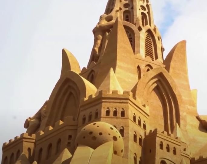 Unde se află cel mai înalt castel din nisip din lume (VIDEO)