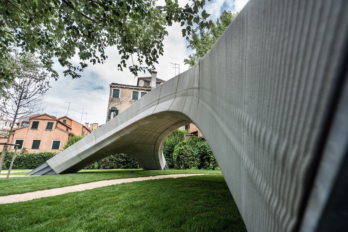 Holcim a prezentat primul pod pietonal construit cu beton printat 3D