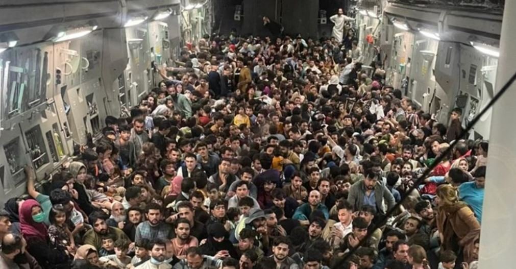 Momentele disperării! Peste 600 de afgani înghesuiți într-un avion care transportă de 4 ori mai puțini oameni