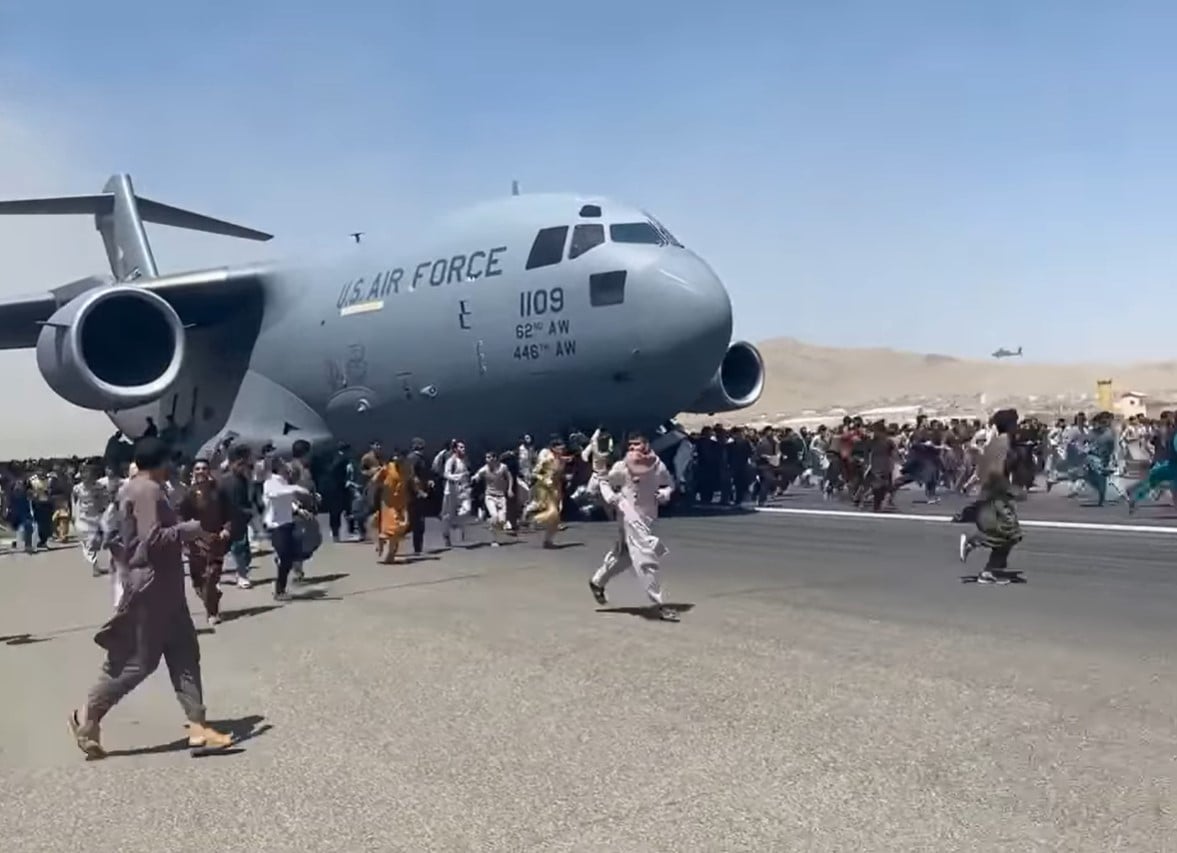 Primii români din Kabul au fost evacuați