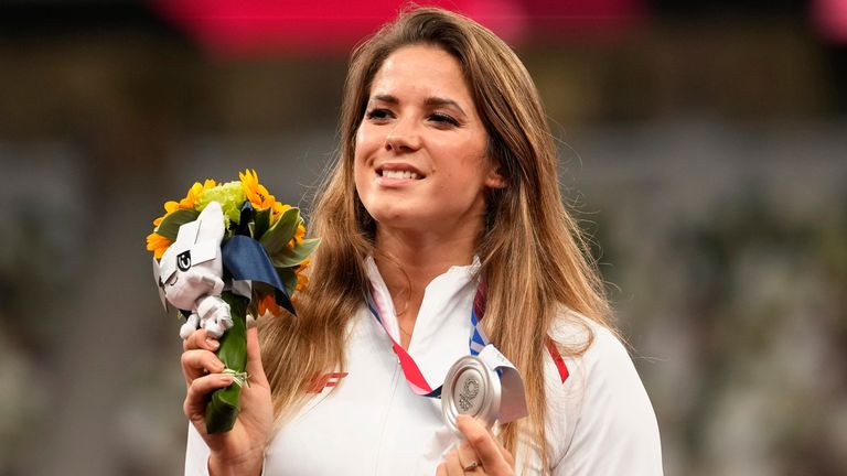 Sportiva poloneză Maria Andrejczyk și-a scos la licitație medalia!