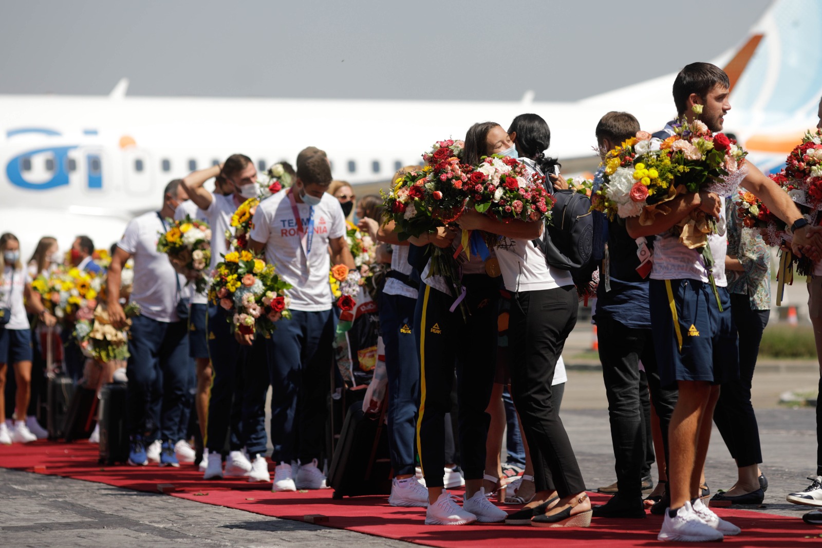Canotorii medaliați olimpici la Tokyo au ajuns în România