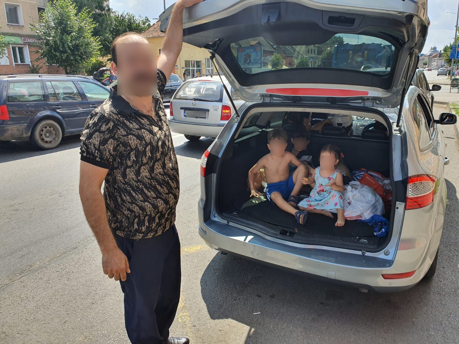 Trei copii descoperiți în portbagajul unui autoturism, la un filtru al poliției