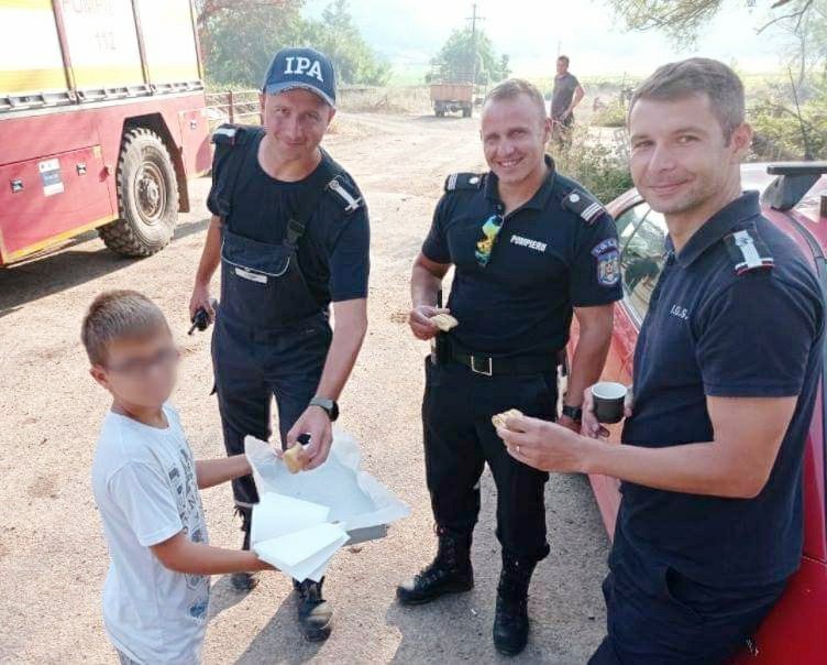 Gestul unui copil grec i-a impresionat pe pompierii români: Le-a oferit plăcinte și porumb fiert
