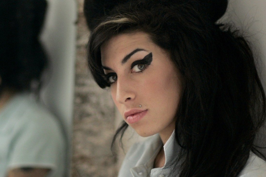 Cu cât s-a vândut rochia purtată de Amy Winehouse la ultimul său concert