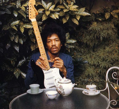 Fără studii de specialitate și bazat pe auzul bun: Cine a fost Jimi Hendrix