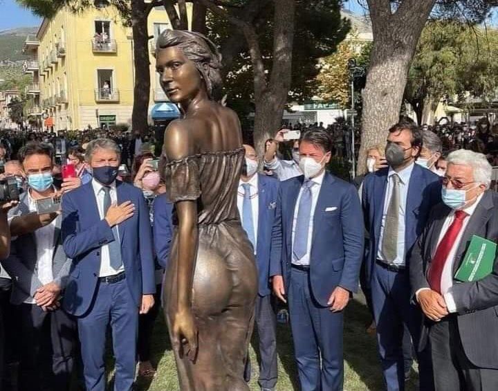 Cum au dorit membre ale Partidului Democrat din Palermo să „desființeze” o frumoasă statuie (VIDEO)