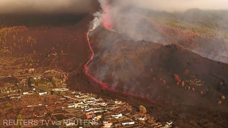Locul în care pământul se zguduie: Blocuri de lavă de mărimea unei clădiri (VIDEO)
