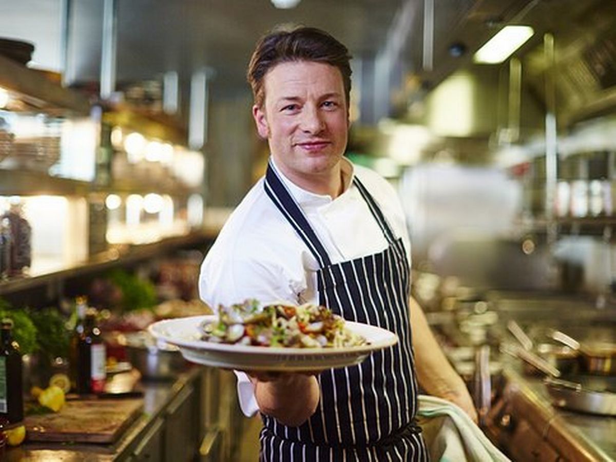 Rețete pentru pofticioși: Cele peste 120 de feluri de mâncare ale lui Jamie Oliver, în România
