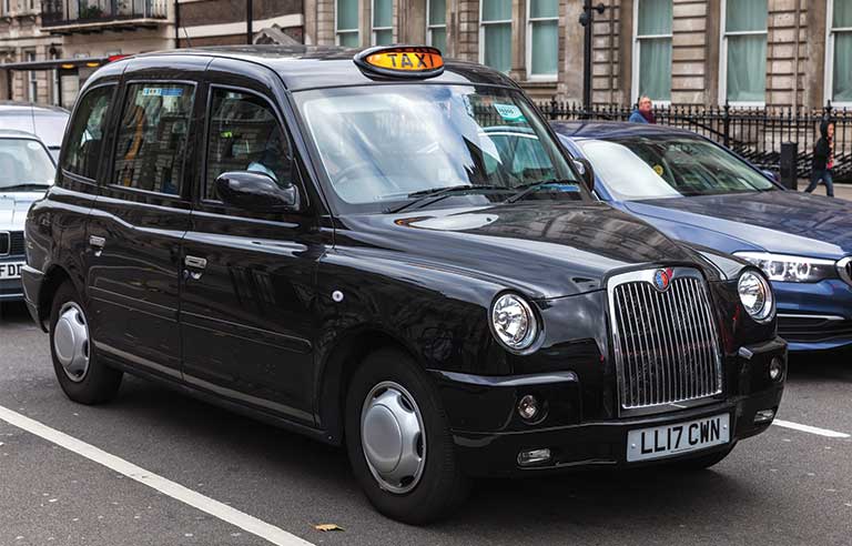 Cât câștigă un șofer de taxi în Londra. Criza angajărilor din Marea Britanie le-a crescut salariile
