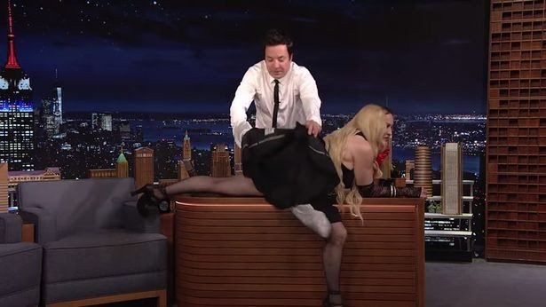 Madonna și-a ridicat rochia în direct (VIDEO)