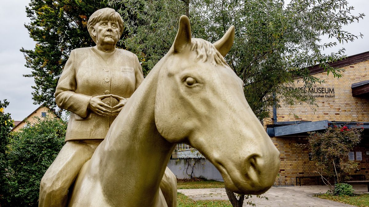 „Calul rânjește, iar ea pare tristă”: Statuie ciudată dedicată Angelei Merkel (VIDEO)