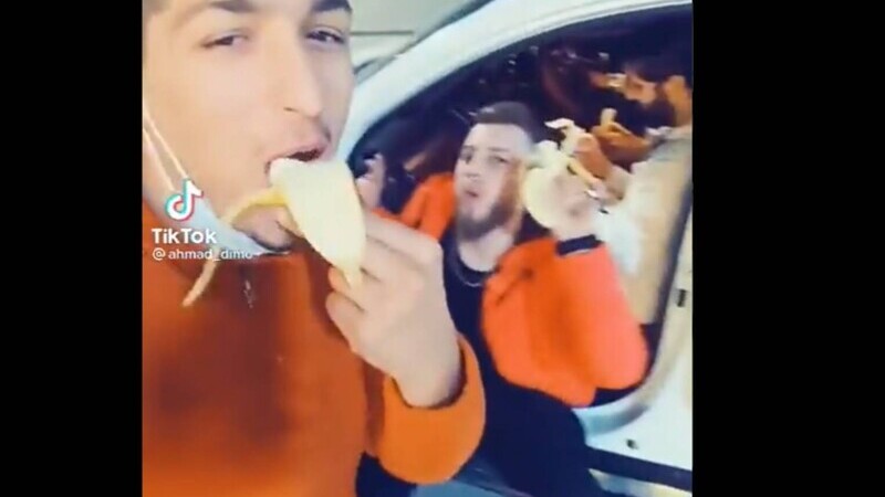 Caz: Imaginile cu sirienii care s-au filmat în timp ce mâncau banane, devenite virale (VIDEO)