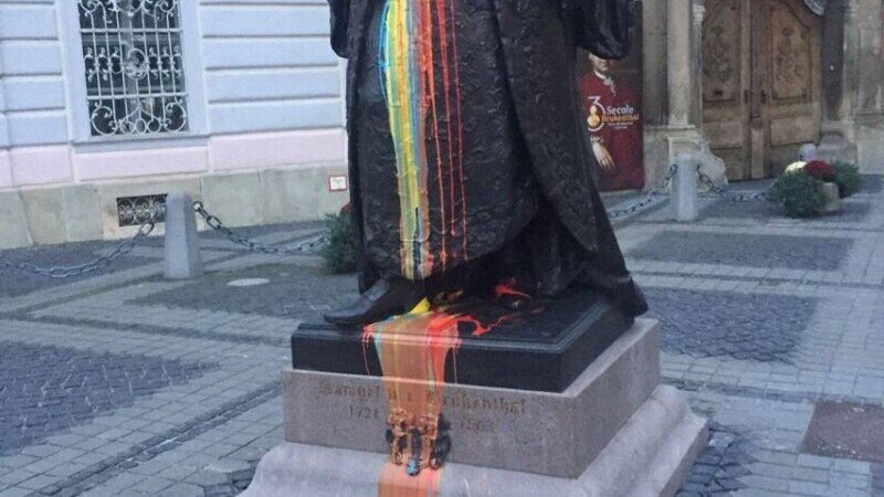 Statuia lui Brukenthal din Sibiu, vopsită parţial în culorile tricolorului. Poliţiştii fac o anchetă