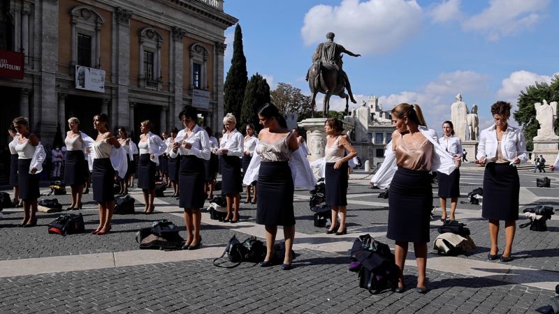 Adio, Alitalia! Foste stewardese s-au dezbrăcat în centrul Romei (VIDEO)