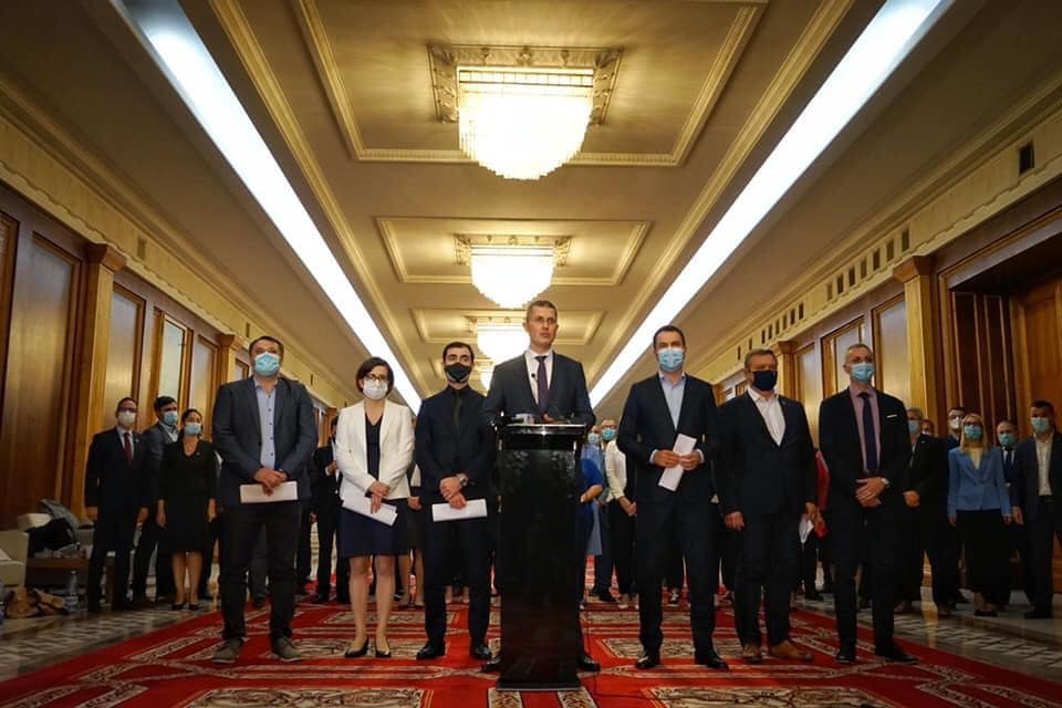Aceștia sunt miniștrii cu care va merge USR în Parlament. Comitetul Politic a validat lista cabinetului Cioloș și programul de guvernare