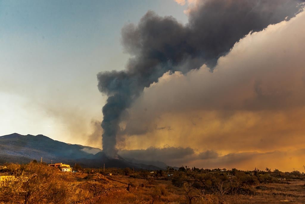 Un vulcan erupe de 11 săptămâni și nu pare că s-ar opri. Pagubele au ajuns la peste 840 milioane de euro