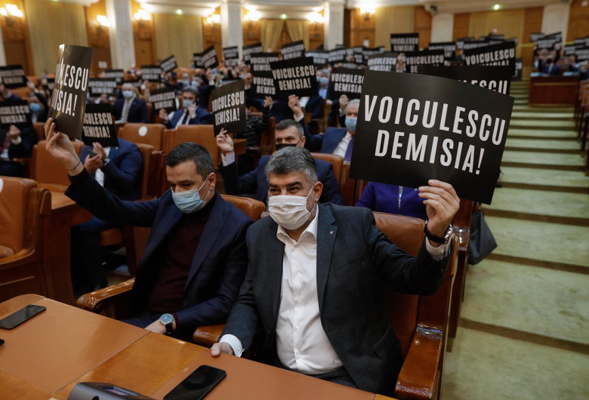 PSD, despre Vlad Voiculescu în Guvern: Cioloș să nu vină în Parlament cu Groparul Sănătății